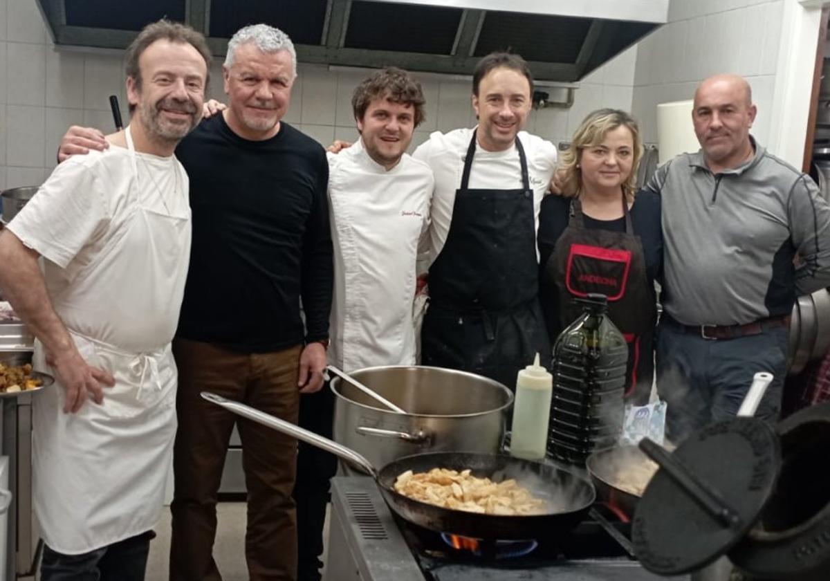 Nacho Manzano, Belarmino Feito, Javier Álvarez Farpón, Miguel Estrada, María Paz Pérez y Jesús Fernández, en la cocina de las instalaciones de La Andecha.