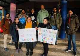 Concentración, ayer, en el colegio Virgen de las Mareas de Avilés.