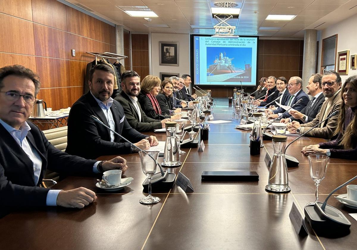 Imagen de la comunidad portuaria de Avilés al inicio del consejo de administración celebrado ayer.