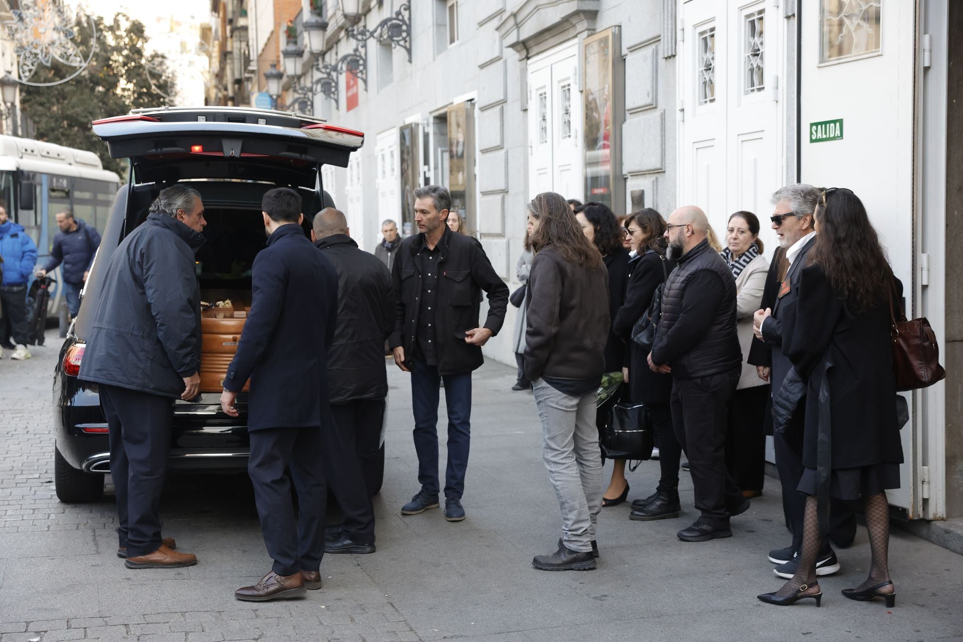Multitudinario adiós a Marisa Paredes: familiares, amigos y compañeros despiden a la actriz