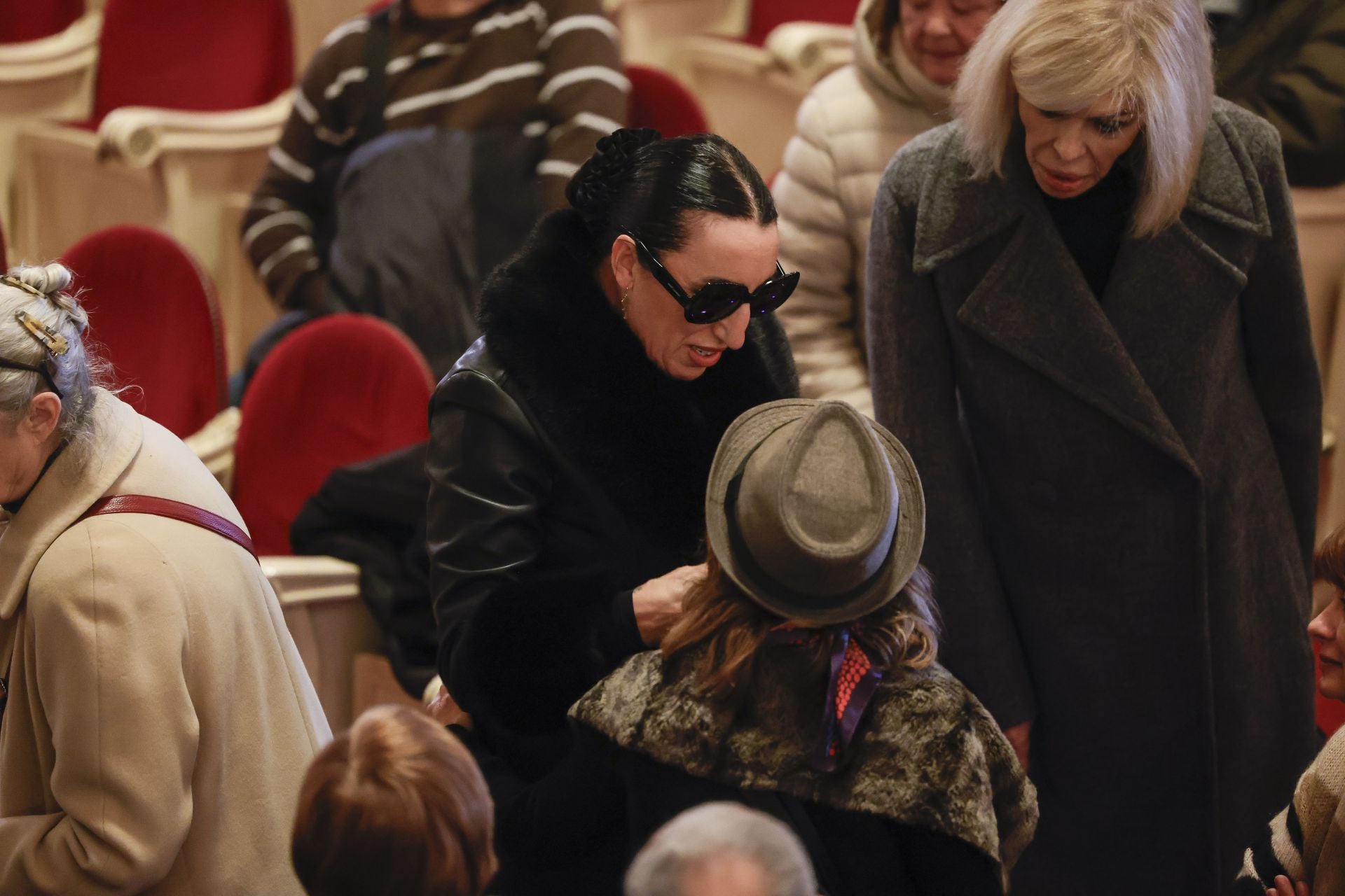 Multitudinario adiós a Marisa Paredes: familiares, amigos y compañeros despiden a la actriz