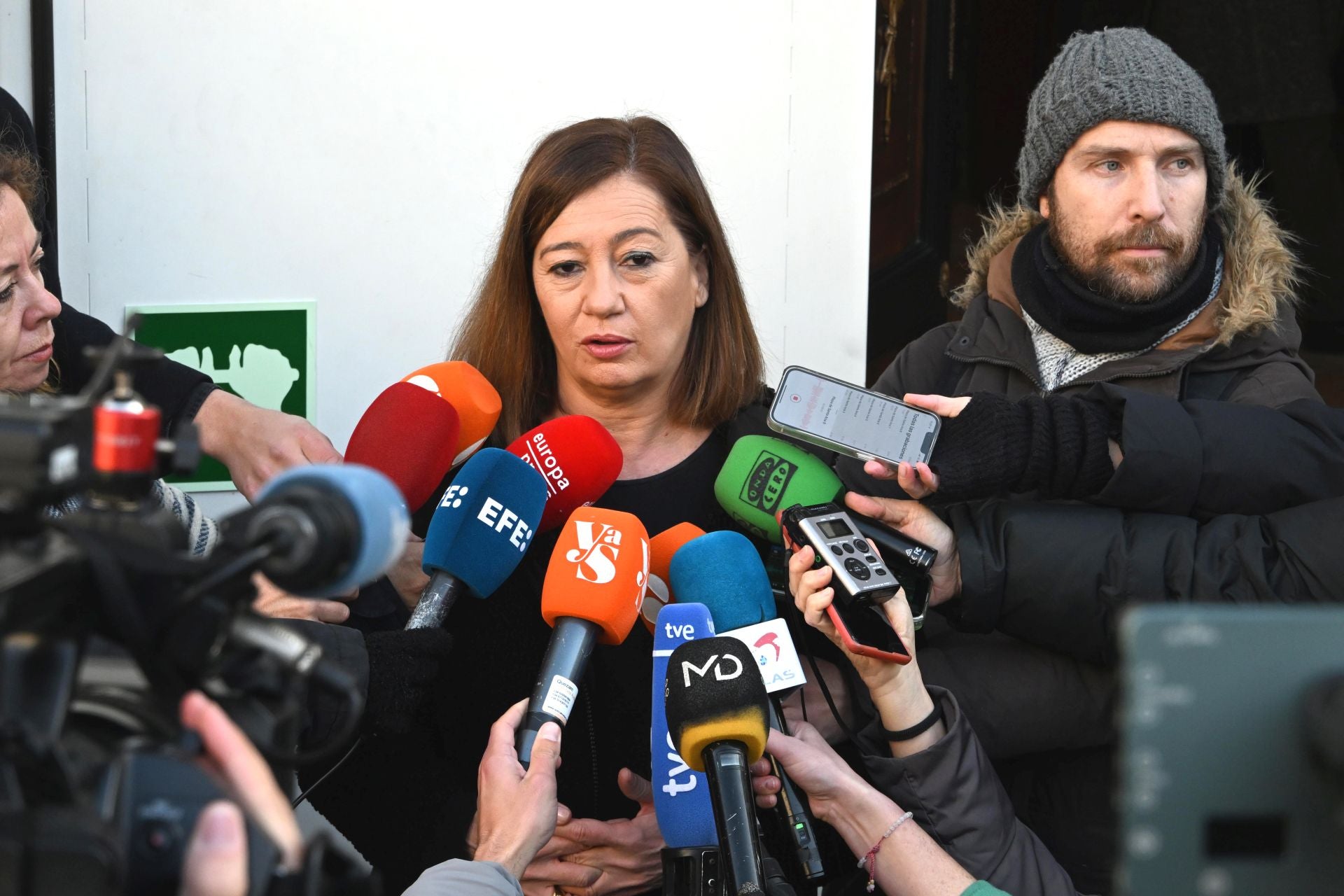 Multitudinario adiós a Marisa Paredes: familiares, amigos y compañeros despiden a la actriz