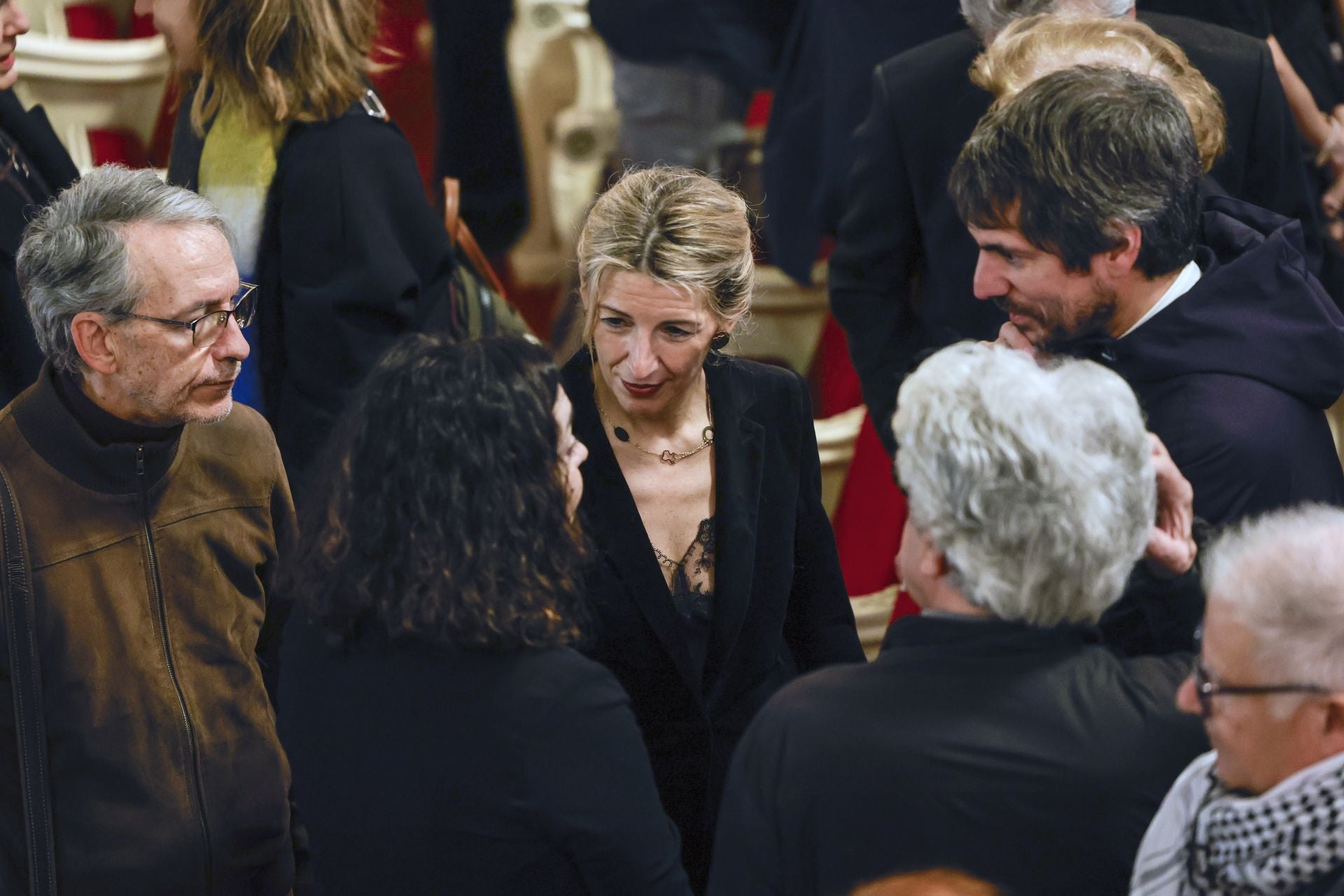 Multitudinario adiós a Marisa Paredes: familiares, amigos y compañeros despiden a la actriz