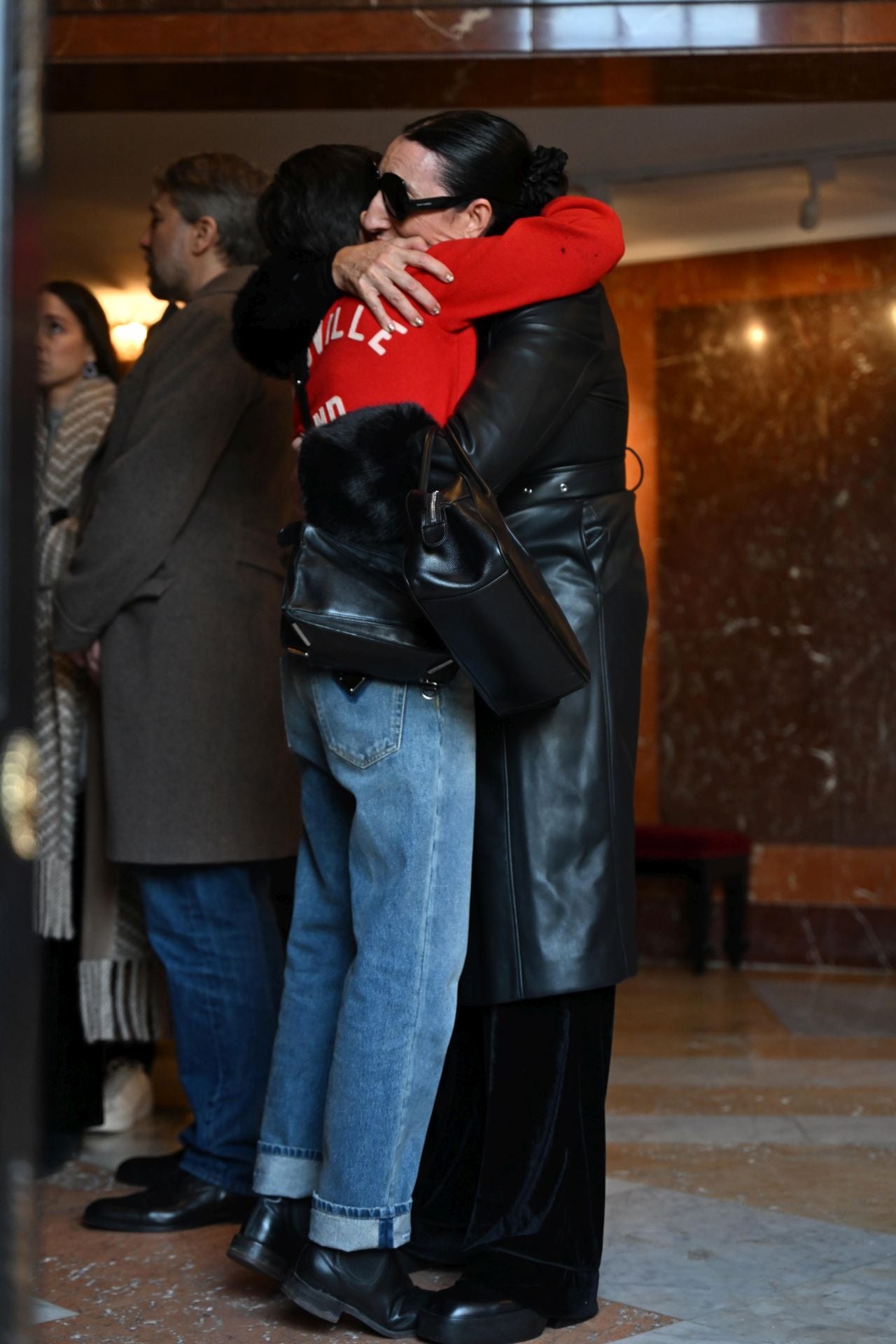 Multitudinario adiós a Marisa Paredes: familiares, amigos y compañeros despiden a la actriz