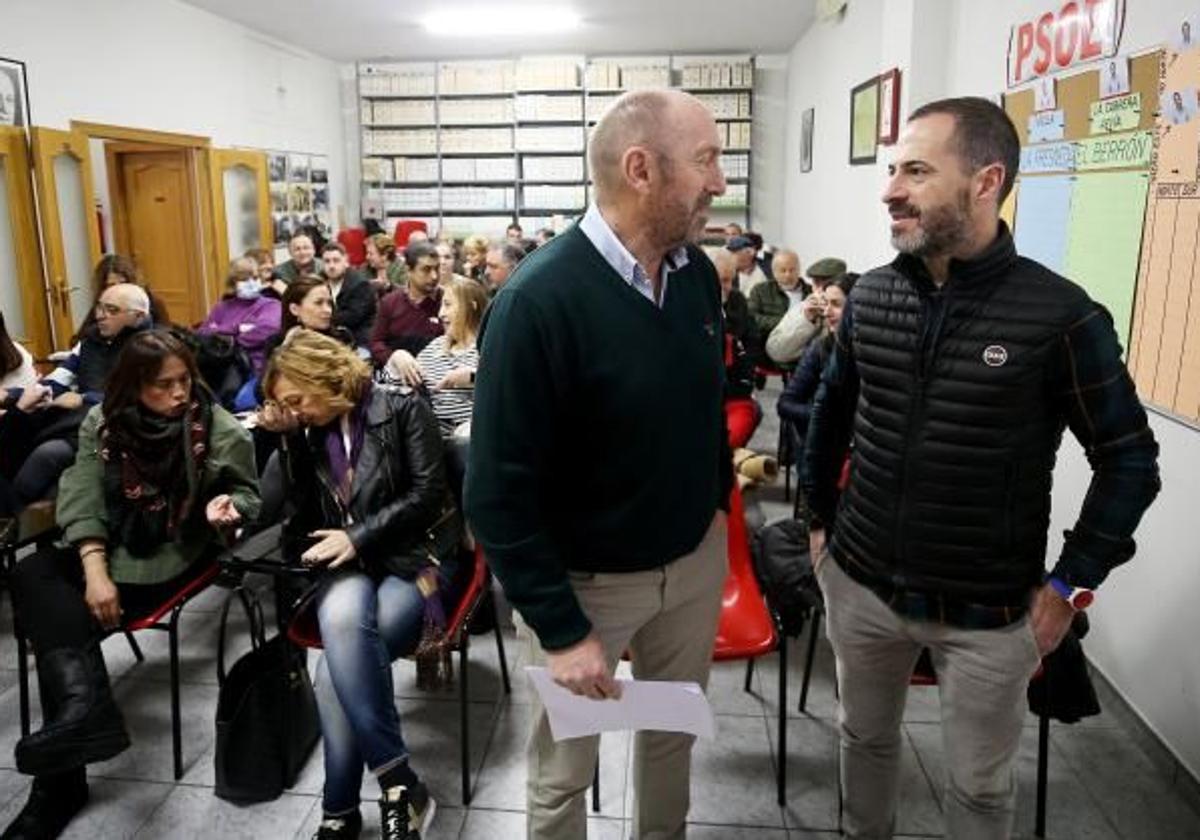 Juan Cofiño y Ángel García en una pasada asamblea del PSOE de Siero.