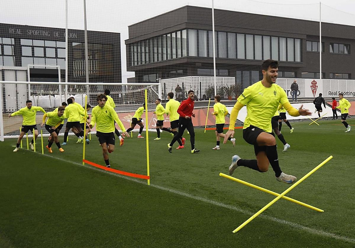 Los futbolistas del Sporting de Gijón desarrollaron ayer el último entrenamiento antes del partido de esta noche frente al Mirandés.