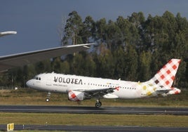 Un avión de Volotea en el aeropuerto de Asturias.