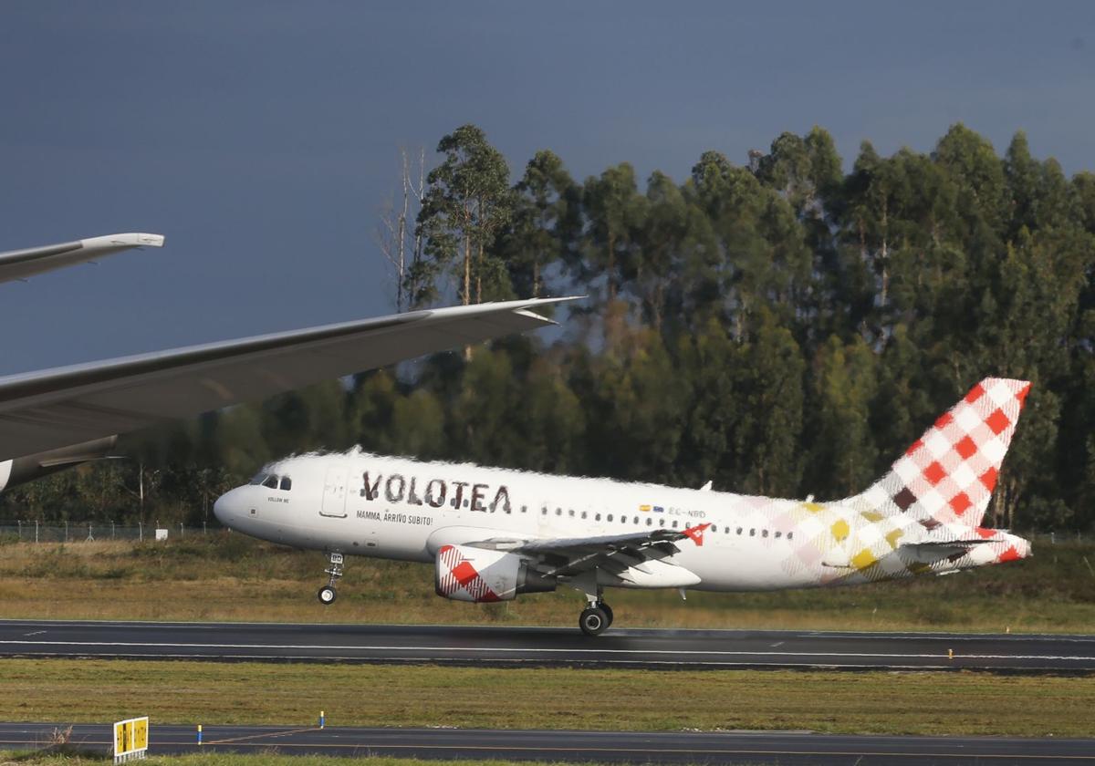 Un avión de Volotea en el aeropuerto de Asturias.