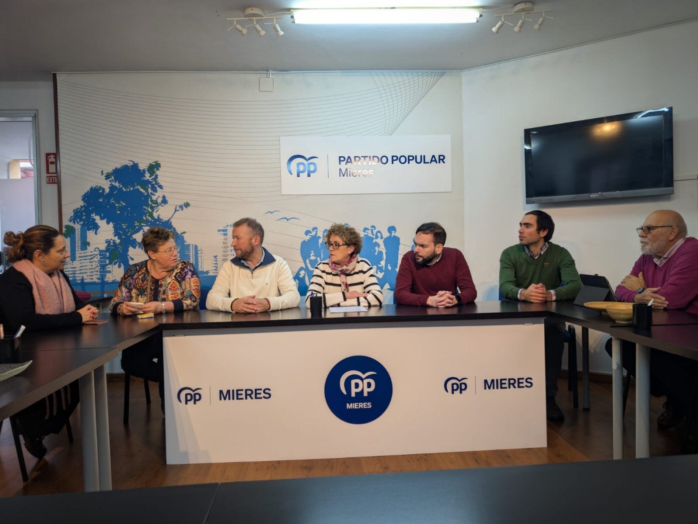 La diputada Gloria García, en el centro, con responsables del PP de la cuenca del Caudal en Mieres.
