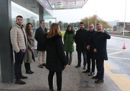 Alejandro Calvo, con técnicos de la consejería y representantes de las empresas Taresco y Primur, en el nuevo intercambiador de la Laboral.