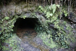 Entrada a una mina de azabache ubicada en Oles, Villaviciosa.