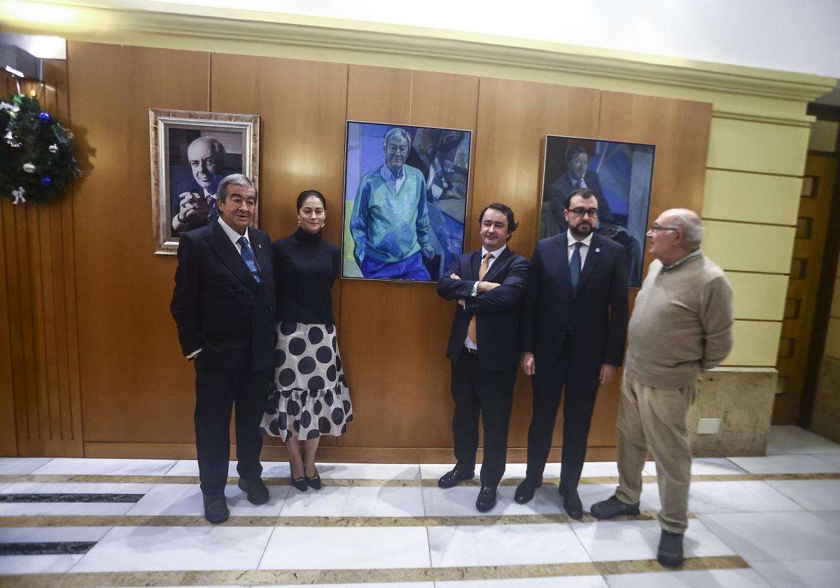 Francisco Álvarez-Cascos, con sus hijos Elena y Pablo, el presidente del Principado, Adrián Barbón, y el expresidente Juan Luis Rodríguez Vigil, ante el retrato descubierto ayer.