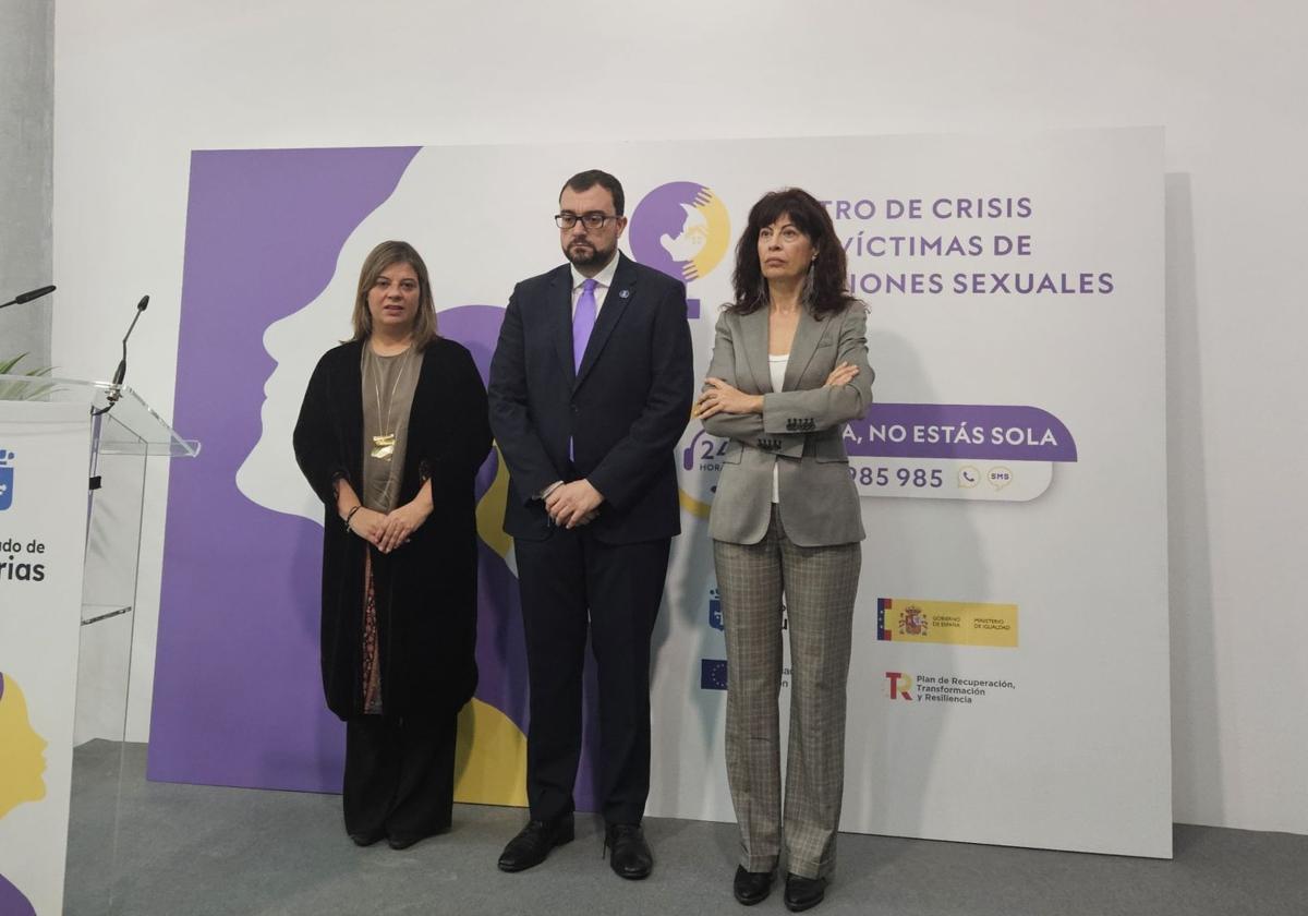 La vicepresidenta del Principado, Gimena Llamedo; el presidente del Gobierno de Asturias, Adrián Barbón; y la ministra de Igualdad, Ana Redondo, en la inauguración del nuevo centro de crisis contra agresiones sexuales en Oviedo.