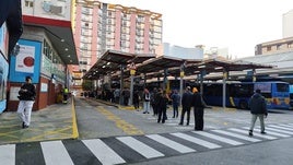 Largas colas en la estación de autobuses de Gijón durante la huelga del pasado 28 de noviembre.