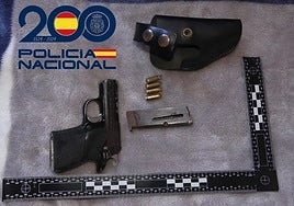 La Policía le ha incautado un arma de fuego con munición en el cargador y lista para ser usada.