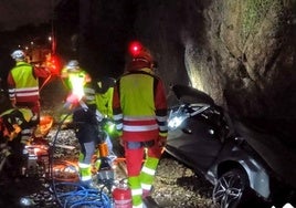 El coche que cayó a las vías del tren.