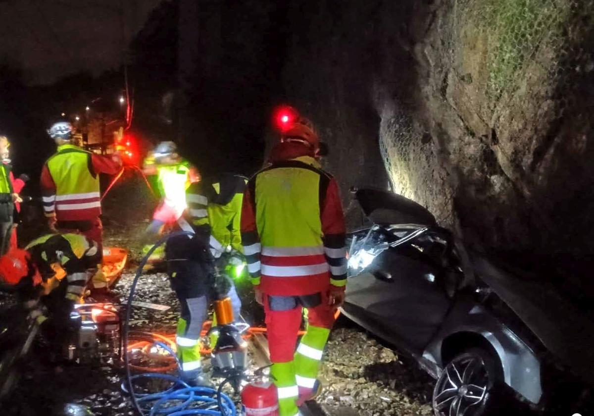 El coche que cayó a las vías del tren.