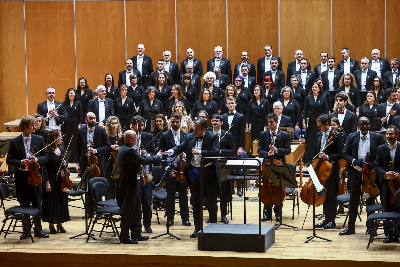 El maestro Martín Baeza-Rubio dirigió a la OSPA y el Coro de la Fundación Princesa anoche en el Auditorio Príncipe Felipe.
