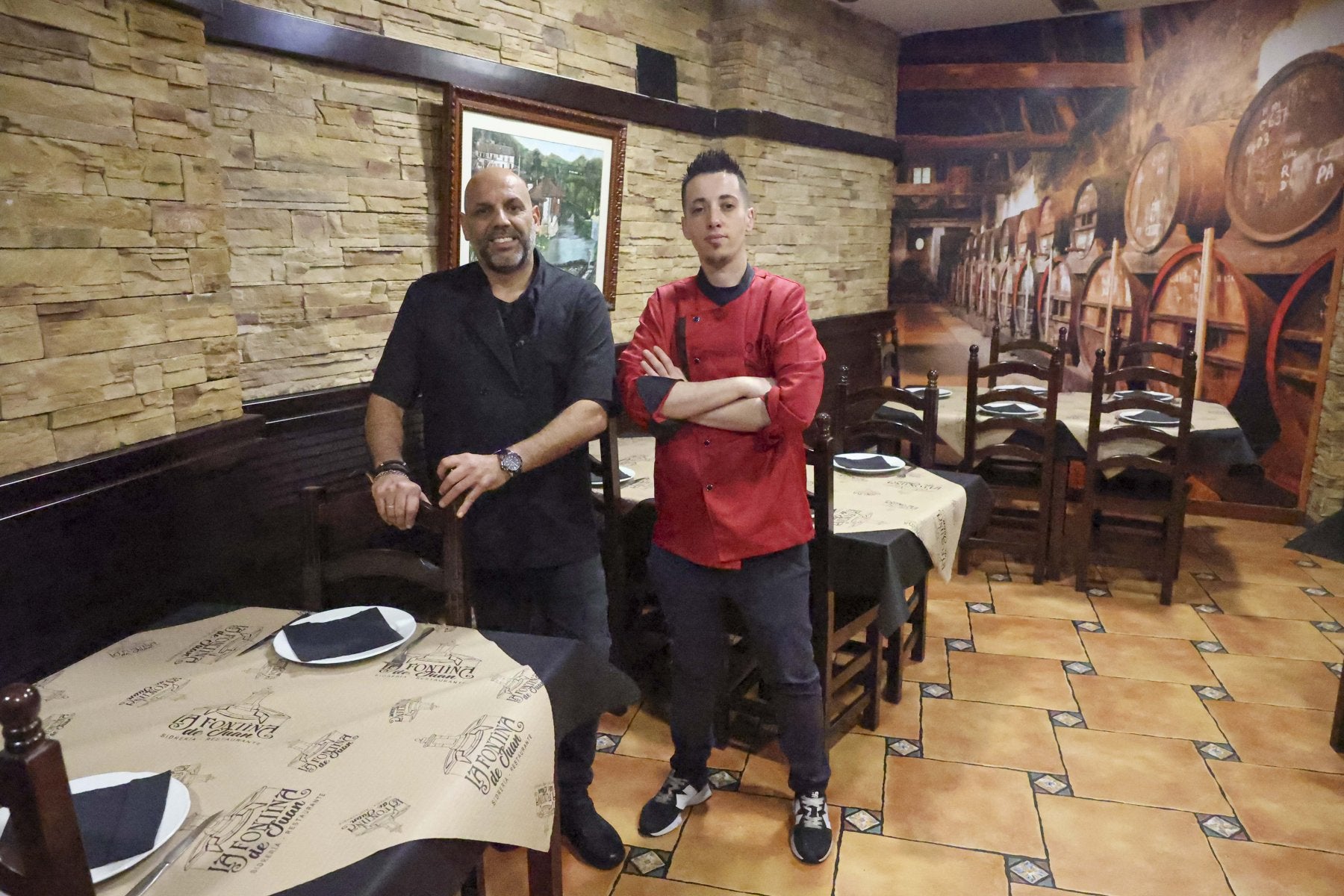 Juan José Soro Fontal yOmar Vélez, en el comedor.