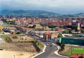 Casa Dulce, al fondo de la avenida, fue una institución por su pulpo amariscado. En primer término se ve el campo de arena que se hizo hacia 1996 dentro de El Musel y enfrente, el del Puerto con el frontón.