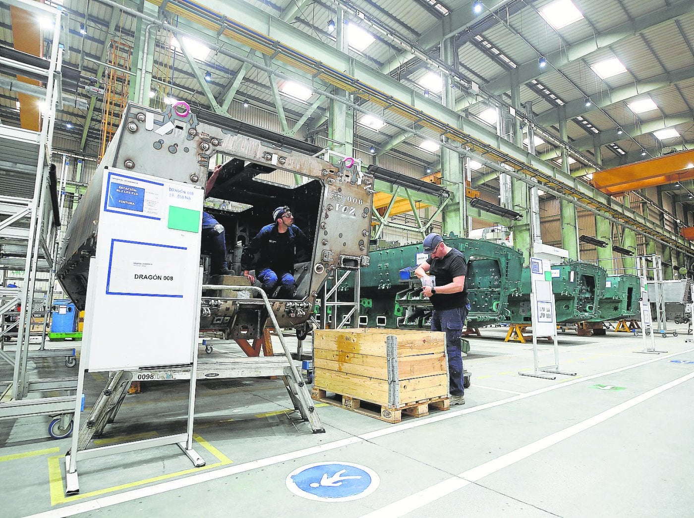 Varios trabajadores, durante la fase de fabricación de una barcaza del blindado 8x8 Dragón.