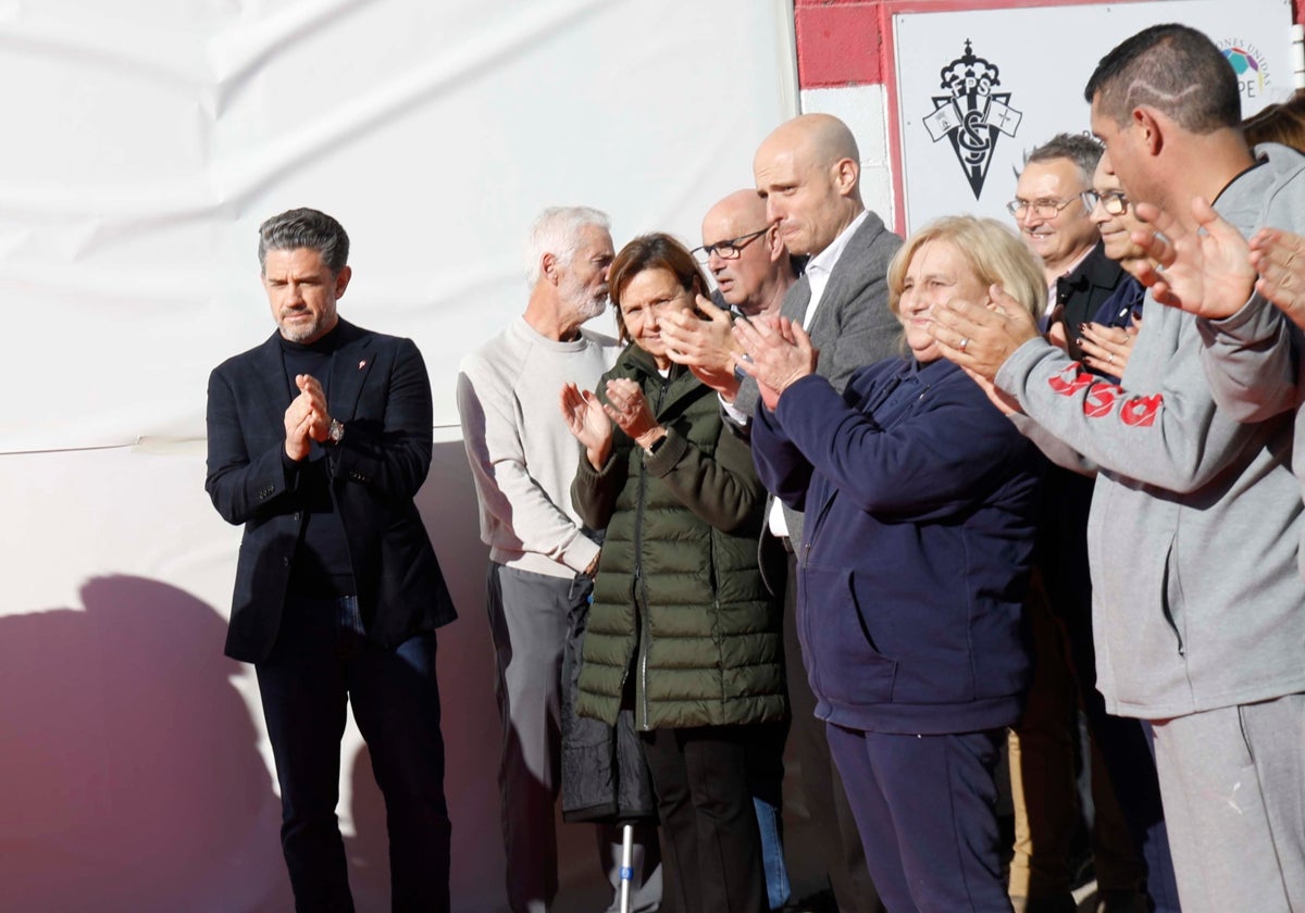 Alejandro Irarragorri y la alcaldesa Carmen Moriyón, durante la inauguración de la puerta de Ferrero.