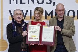 Yolanda Díaz, con los secretarios generales de CC OO y UGT, Pepe Álvarez y Unai Sordo, tras la firma del acuerdo.