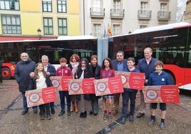 Presentación de los nuevos autobuses híbridos, con los niños que los bautizaron y el ganador del concurso del logotipo de la Semana de la Movilidad.