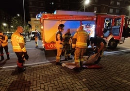 Los bomberos, minutos después de controlar el incendio en un piso de la calle Leitariegos, en el Polígono, en Gijón.