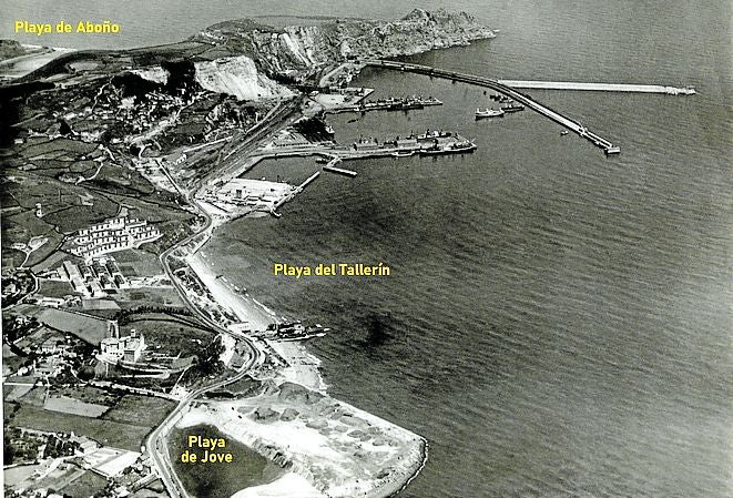 Playas del Arbeyal, Jove y el Tallerín a lo largo de la avenida Eduardo Castro con los grupos de Pescadores y Portuarios recién hechos. Fecha: hacia 1956.