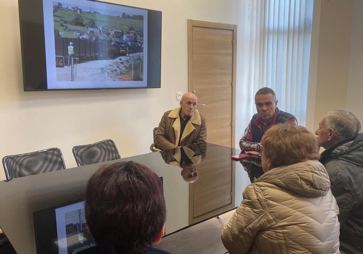 Reunión entre el alcalde de Corvera y los vecinos de Trasona sobre las pantallas antirruido.