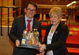 Ángel M. González, director de EL COMERCIO, y Plácida Novoa, presidenta de la asociación Belenista de Gijón, en San Pedro.