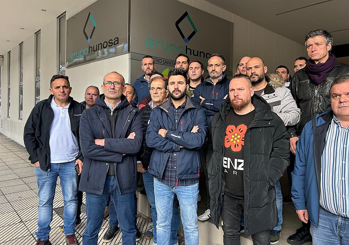 La foto son los representantes sindicales con los doce trabajadores encerrados hoy en Oviedo
