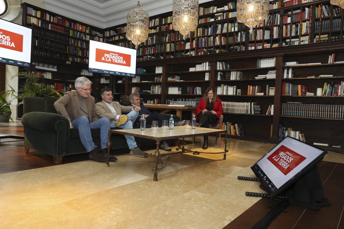 Marcos Niño, José Luis Fontaniella, Belarmino Fernández y Begoña López, al inicio de su mesa.