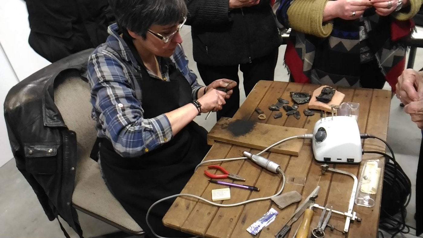 La artesana maliaya María Pérez trabaja en uno delos talleres que habitualmenteimparte sobre la talla deazabache.