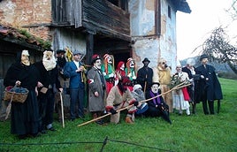 Comparsa de los aguilandeiros de San Xuan de Villapañada, recuperada en 2014.