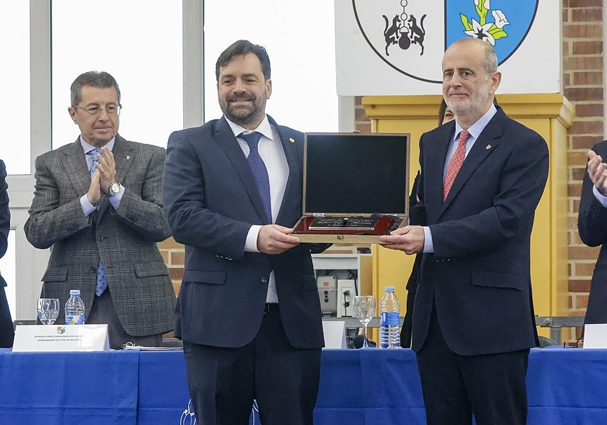 Rafael Piñera (izda) recibe la placa honorífica de 'Alumno Distinguido 2024' por parte de Víctor Manuel Rodríguez, presidente de la Asociación de Antiguos Alumnos del Colegio de la Inmaculada.