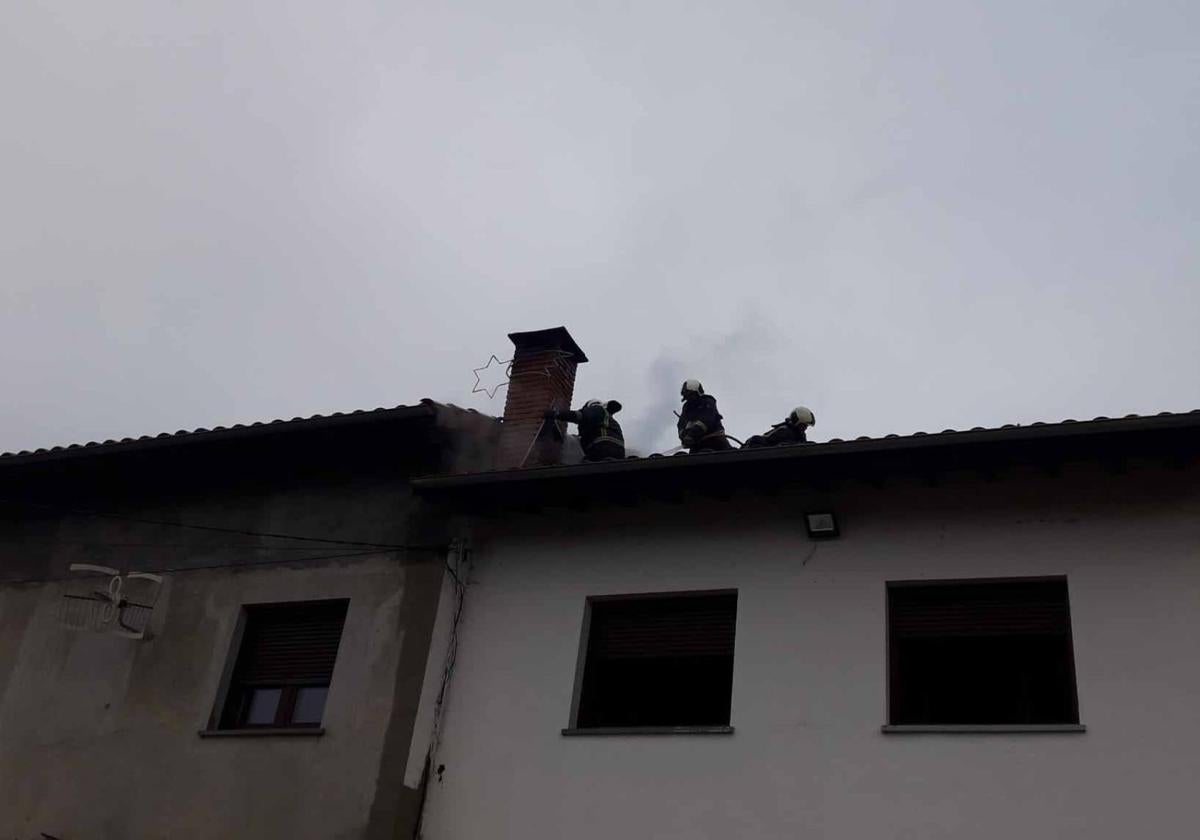 Los Bomberos trabajan en la extinción del incendio en Laviana.