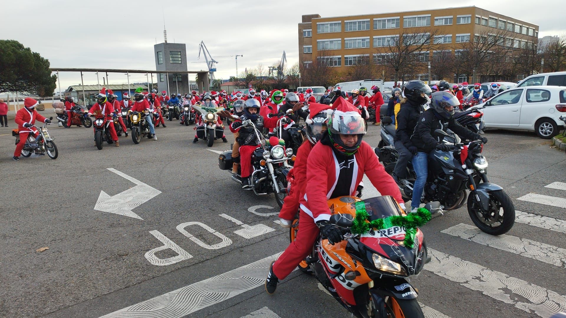 Entre villancicos y acelerones: decenas de papanoeles en moto por Gijón