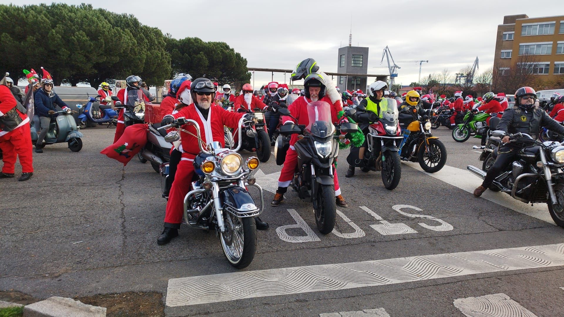 Entre villancicos y acelerones: decenas de papanoeles en moto por Gijón