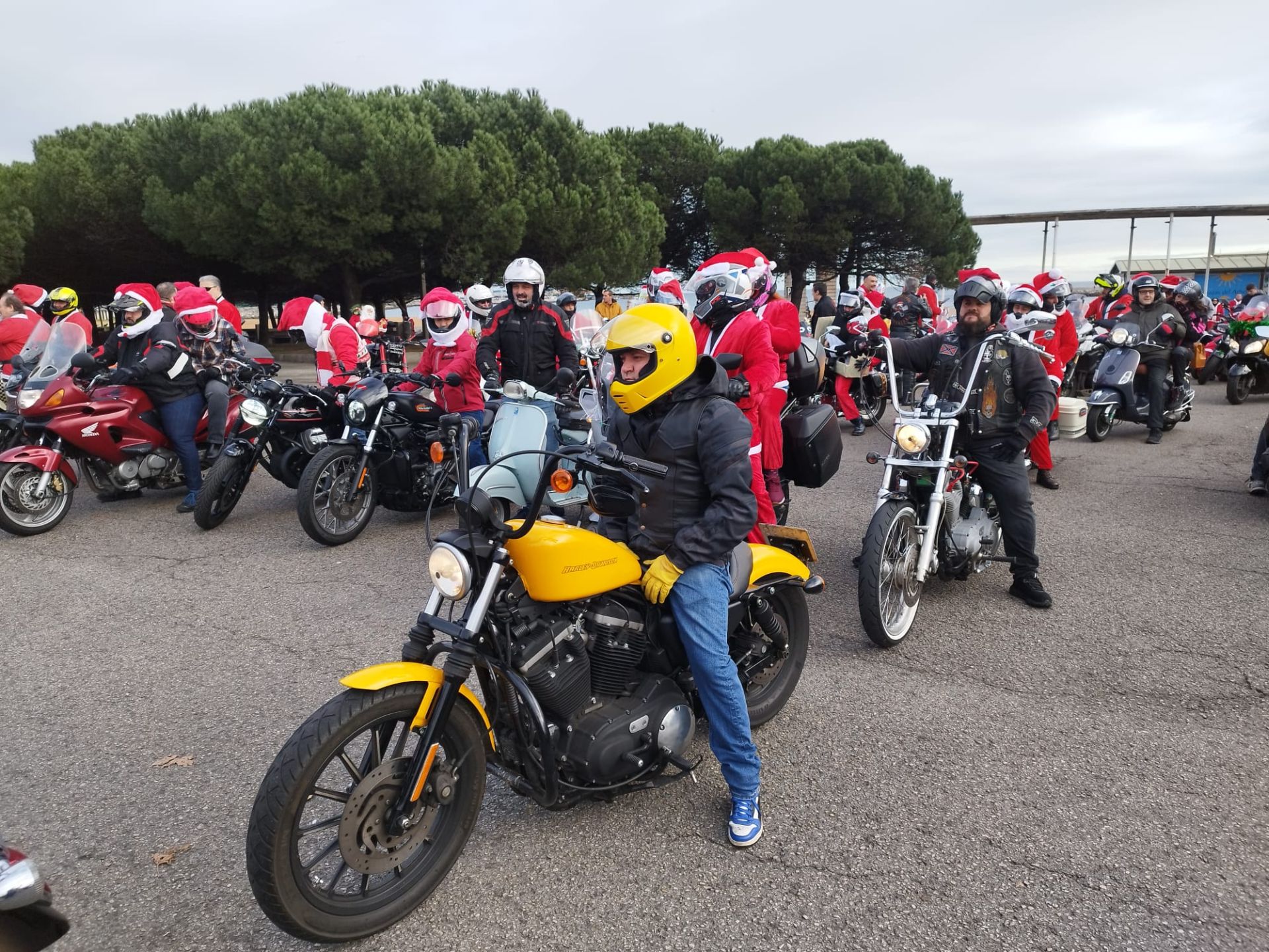 Entre villancicos y acelerones: decenas de papanoeles en moto por Gijón