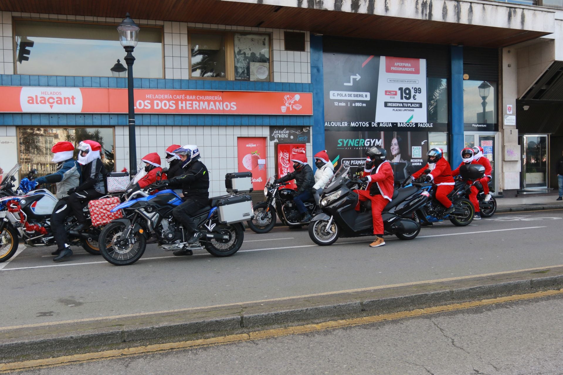 Entre villancicos y acelerones: decenas de papanoeles en moto por Gijón