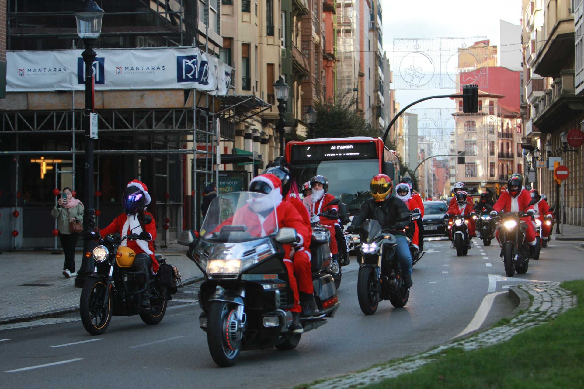 Entre villancicos y acelerones: decenas de papanoeles en moto por Gijón