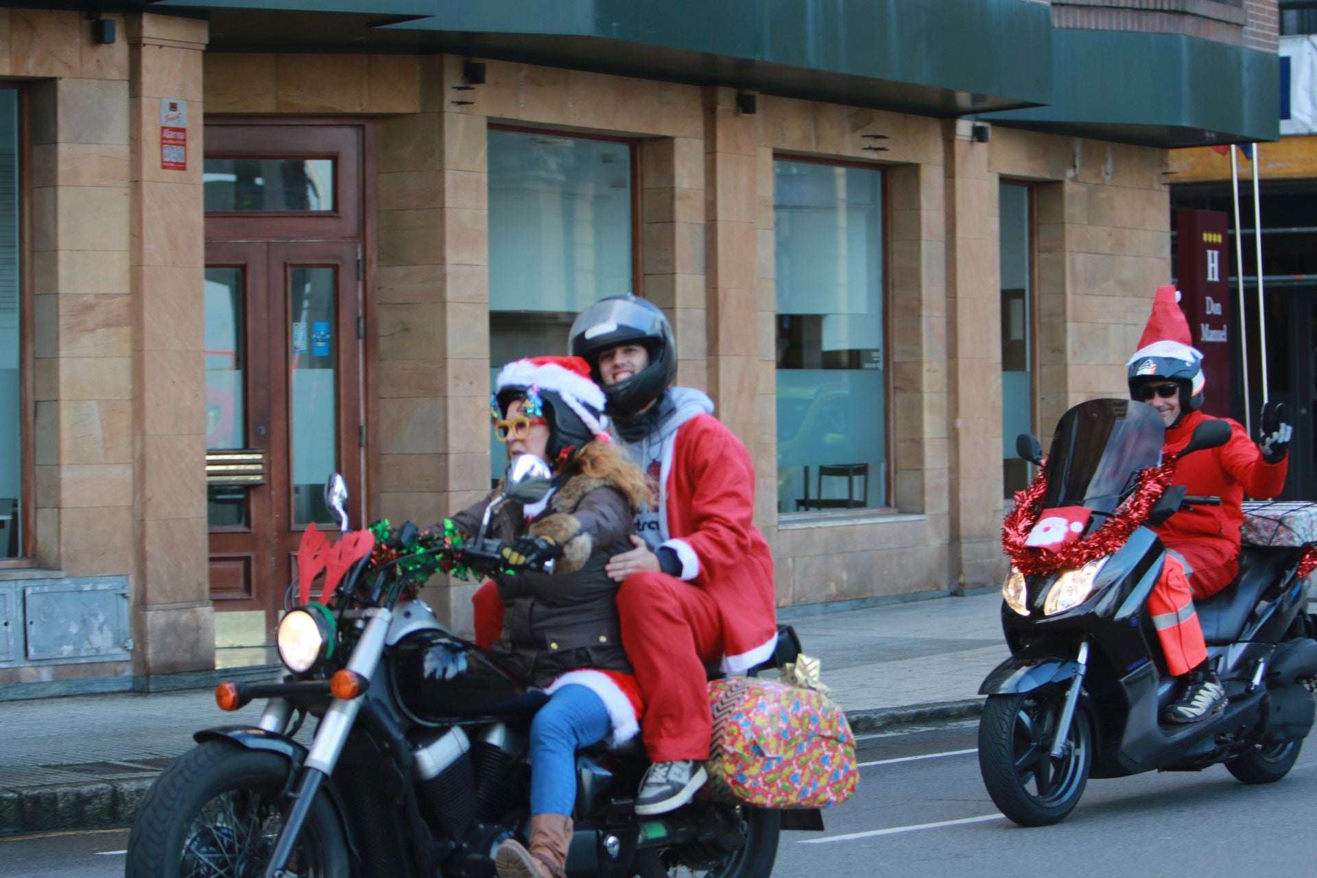 Entre villancicos y acelerones: decenas de papanoeles en moto por Gijón