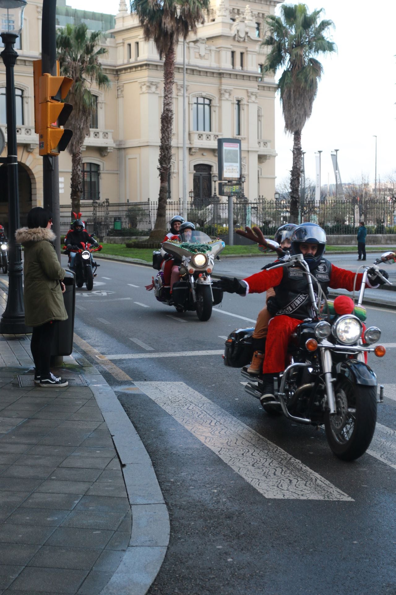 Entre villancicos y acelerones: decenas de papanoeles en moto por Gijón