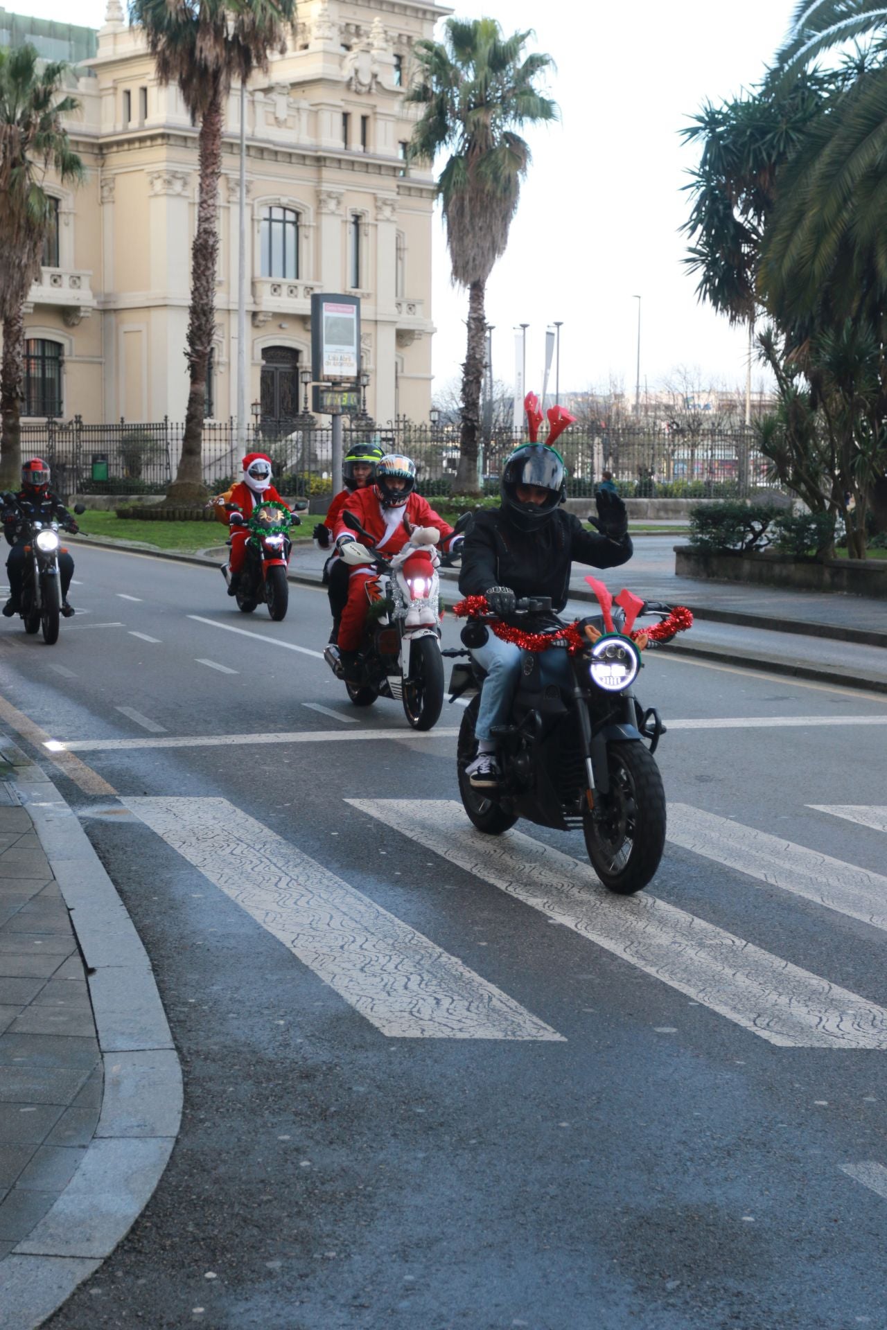 Entre villancicos y acelerones: decenas de papanoeles en moto por Gijón