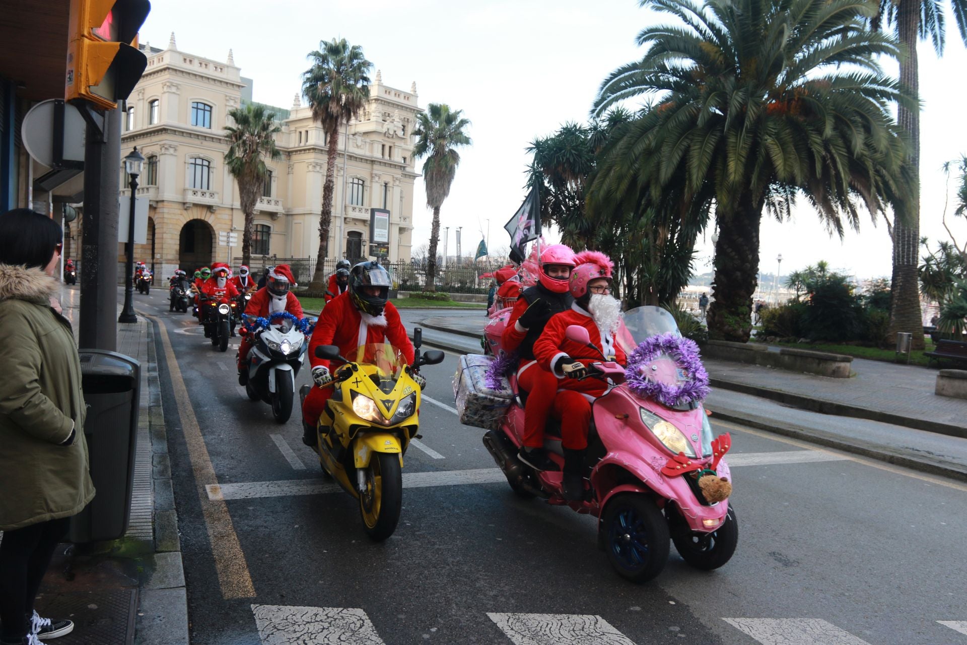 Entre villancicos y acelerones: decenas de papanoeles en moto por Gijón