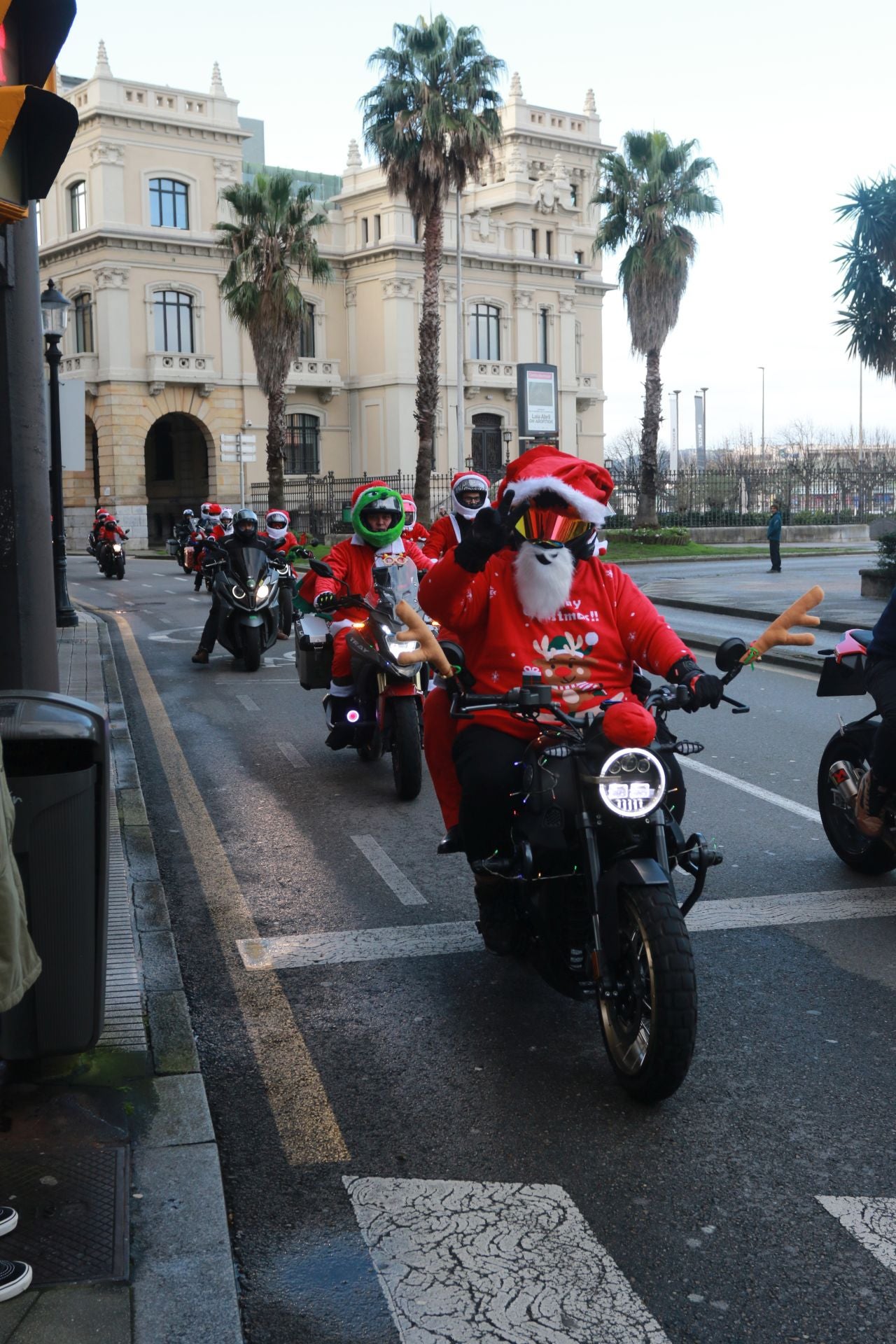 Entre villancicos y acelerones: decenas de papanoeles en moto por Gijón