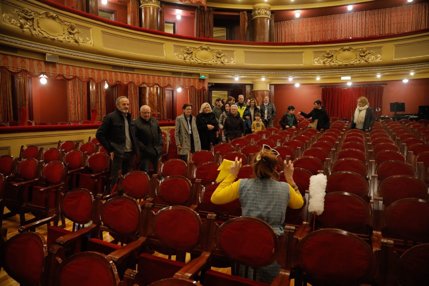 Asistentes a las visitas teatralizadas de estos días en el Teatro Palacio Valdés de Avilés.