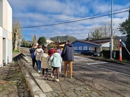 Un grupo de niños pasea por una de las calles de Candamo con alumbrado.